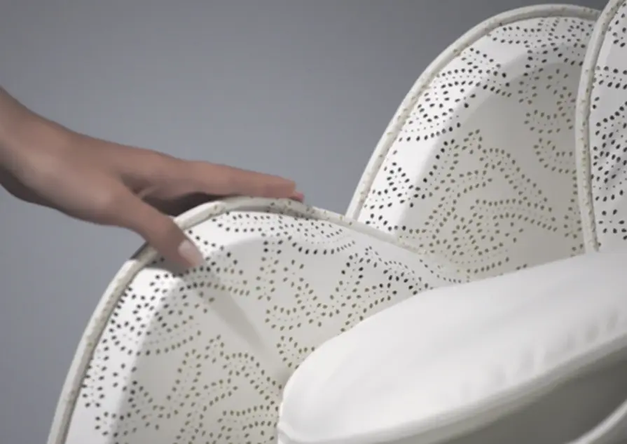 User enjoying a customised massage in the Inada iCOCOON chair, adapted perfectly to body shape and posture